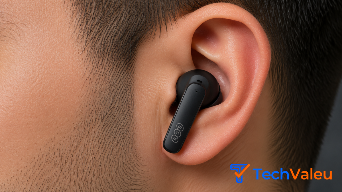Fone Bluetooth QCY T13 preto no ouvido em foto macro lateral, evidenciando design ergonômico, tamanho compacto, conforto, ajuste seguro e qualidade premium dos earbuds sem fio.