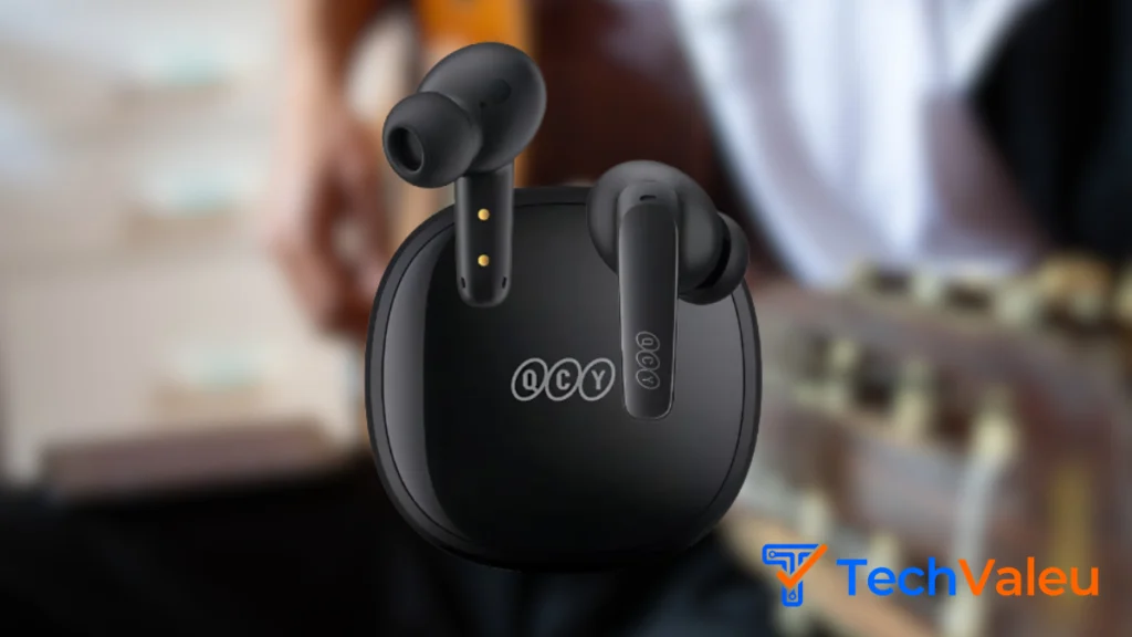 Fone Bluetooth QCY T13 posicionado no ouvido com encaixe ergonômico e formato compacto para longas horas de uso.