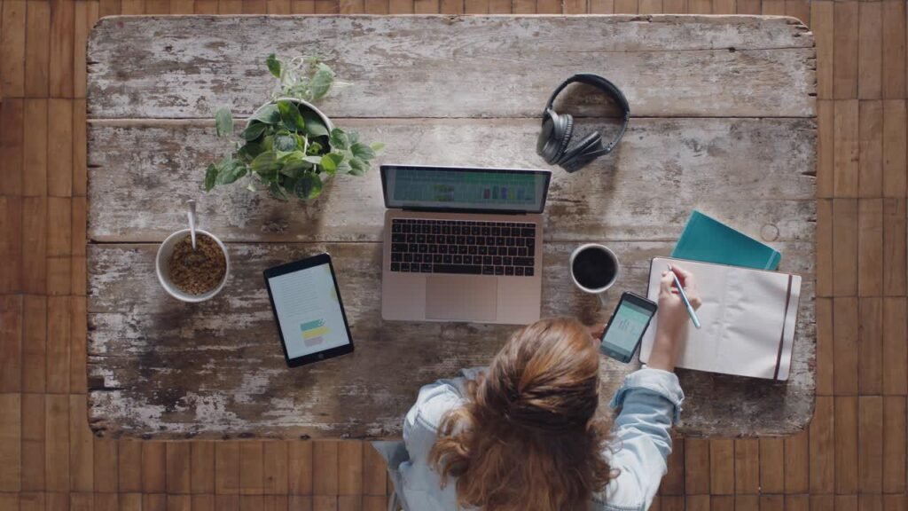 Melhor IA para Estudar em 2026: ChatGPT, Gemini, Claude e Mais 2 Mesa de estudos futurista com notebook, tablet e elementos holográficos de inteligência artificial em ambiente moderno, representando as melhores IAs para estudar em 2026.
